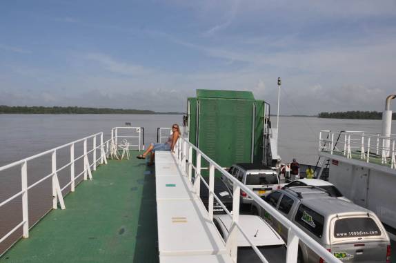 Balsa entre Suriname e Guiana, cruzando o rio Correntyne